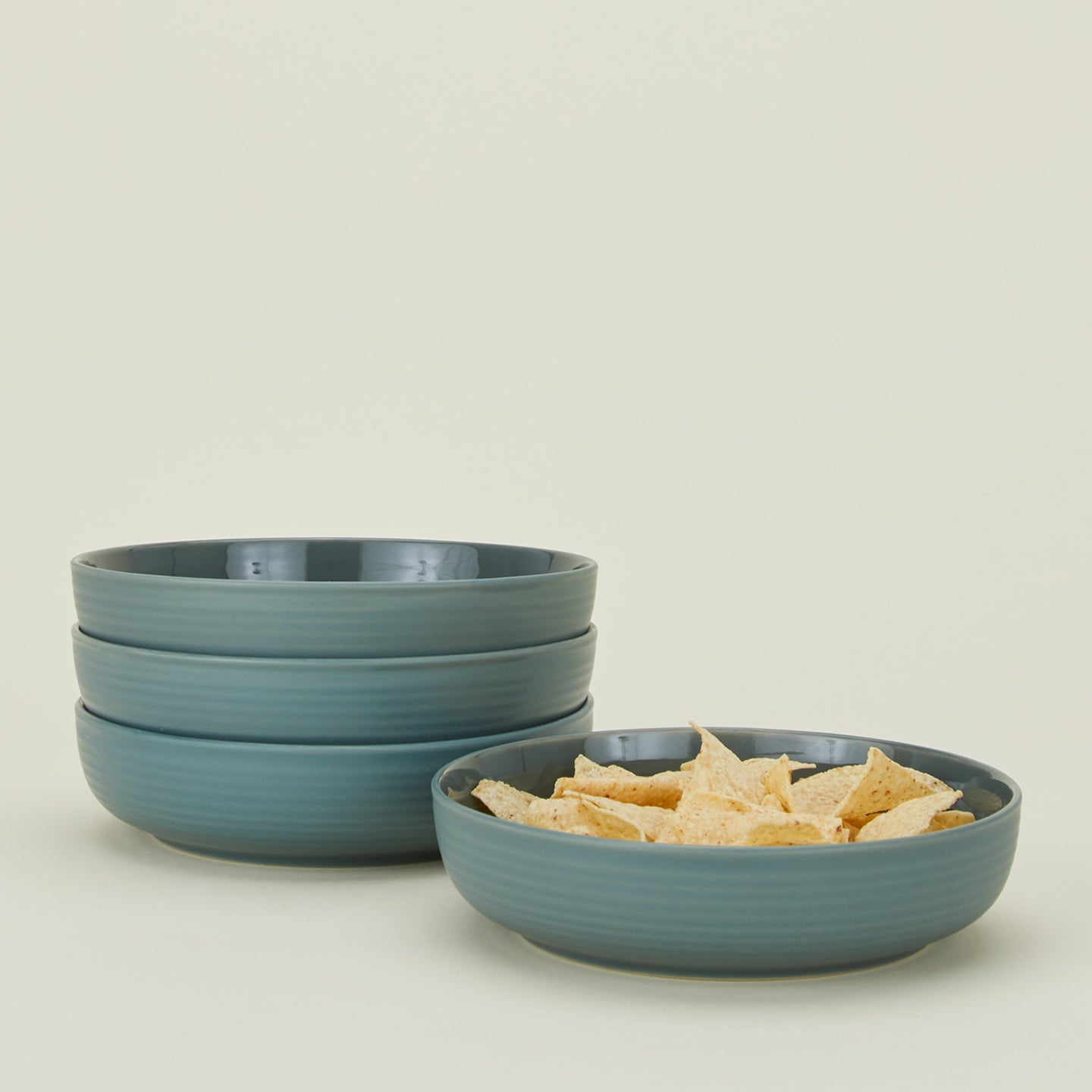 Set of 4 essential low bowls in peacock with tortilla chips