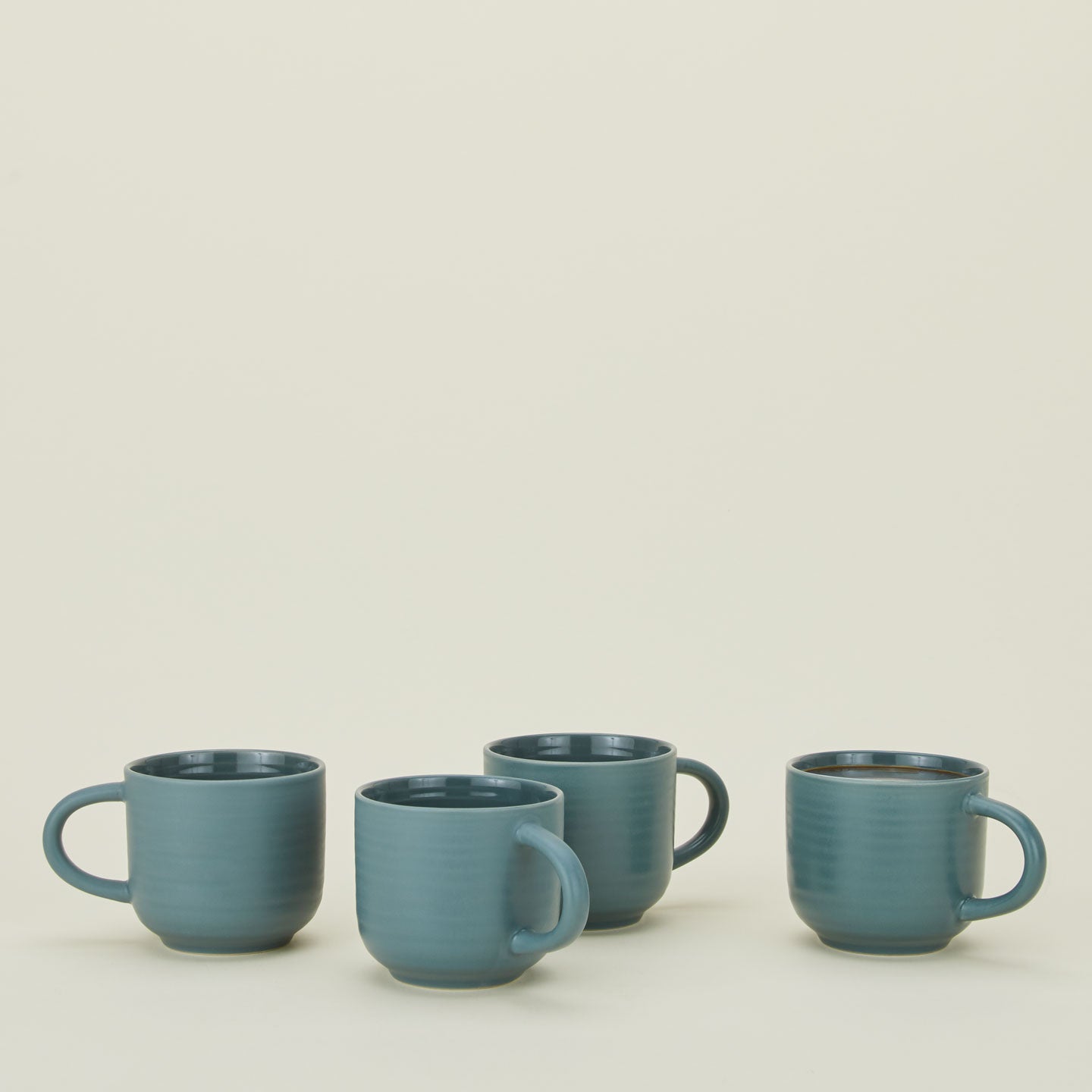 Set of 4 essential dinnerware mugs in peacock