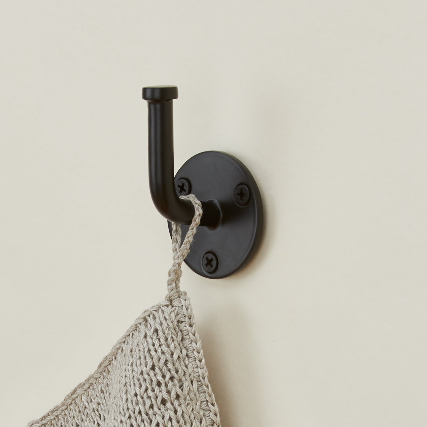 Essential hook in black with pot holder