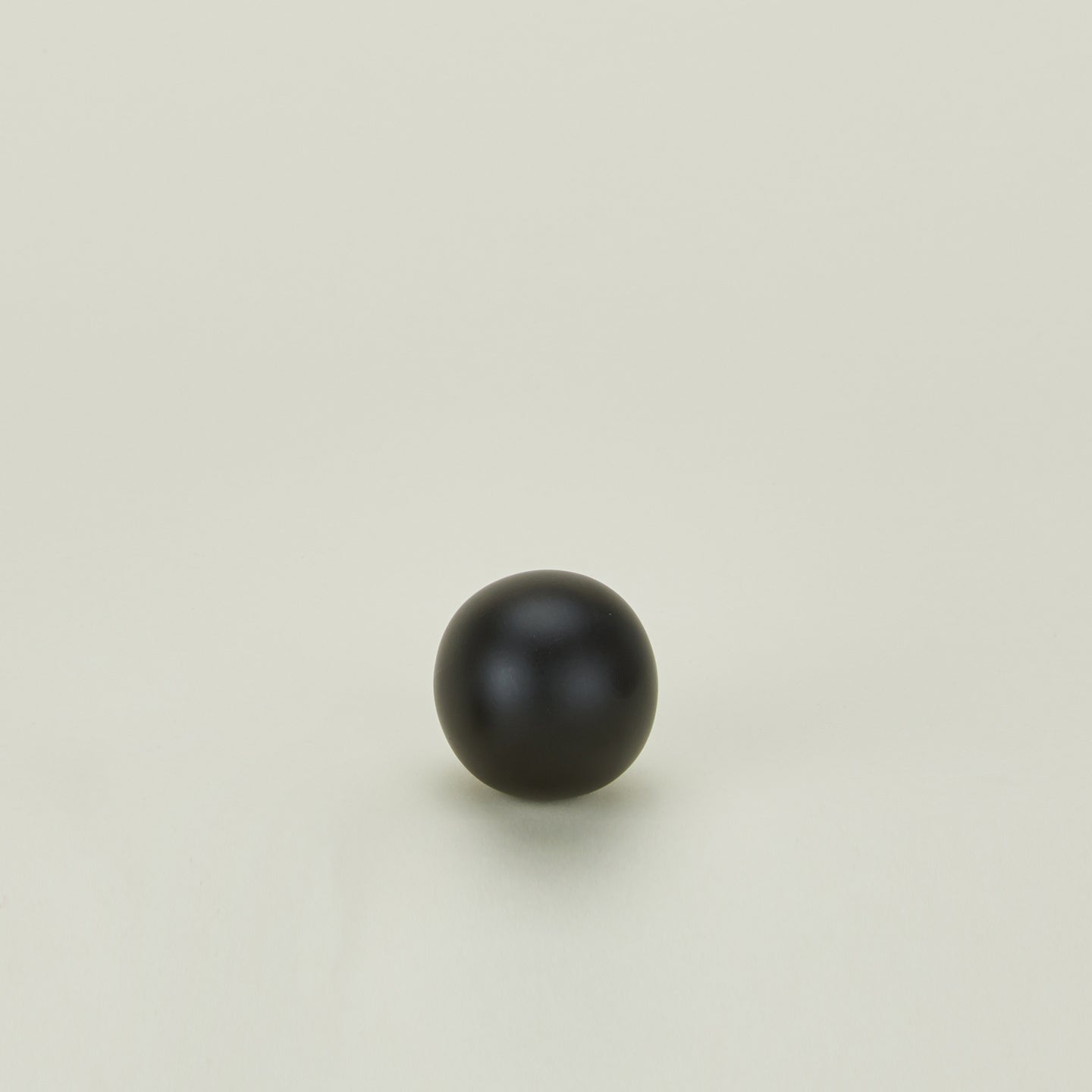 Large sphere knob in Black.