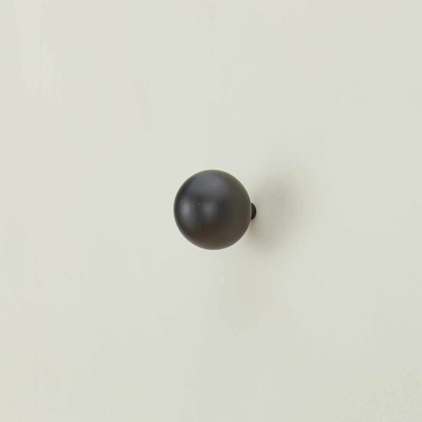 Essential sphere hook in black