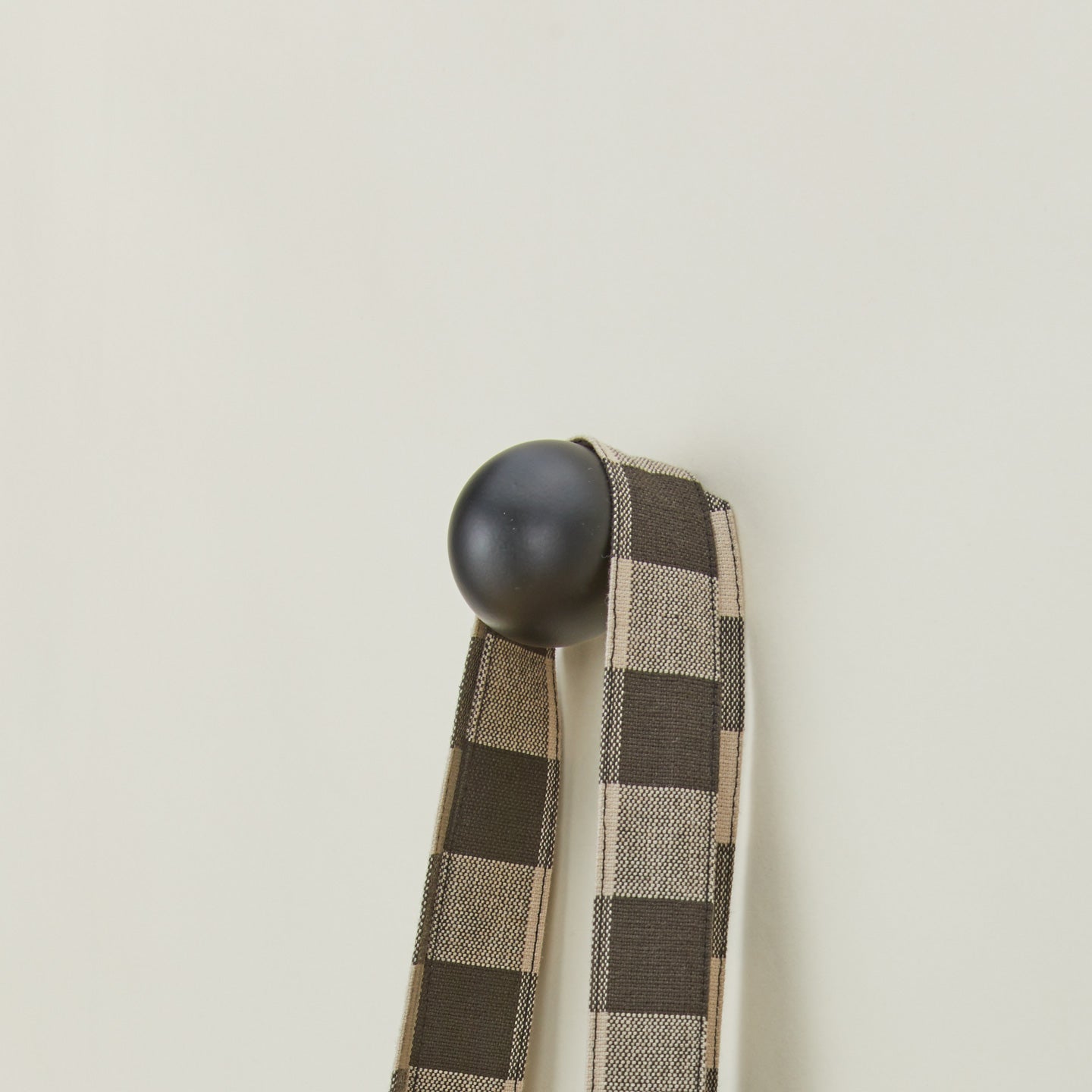 Essential sphere hook in black with hanging tote bag