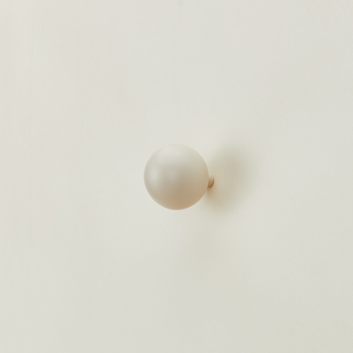 Essential sphere hook in ivory