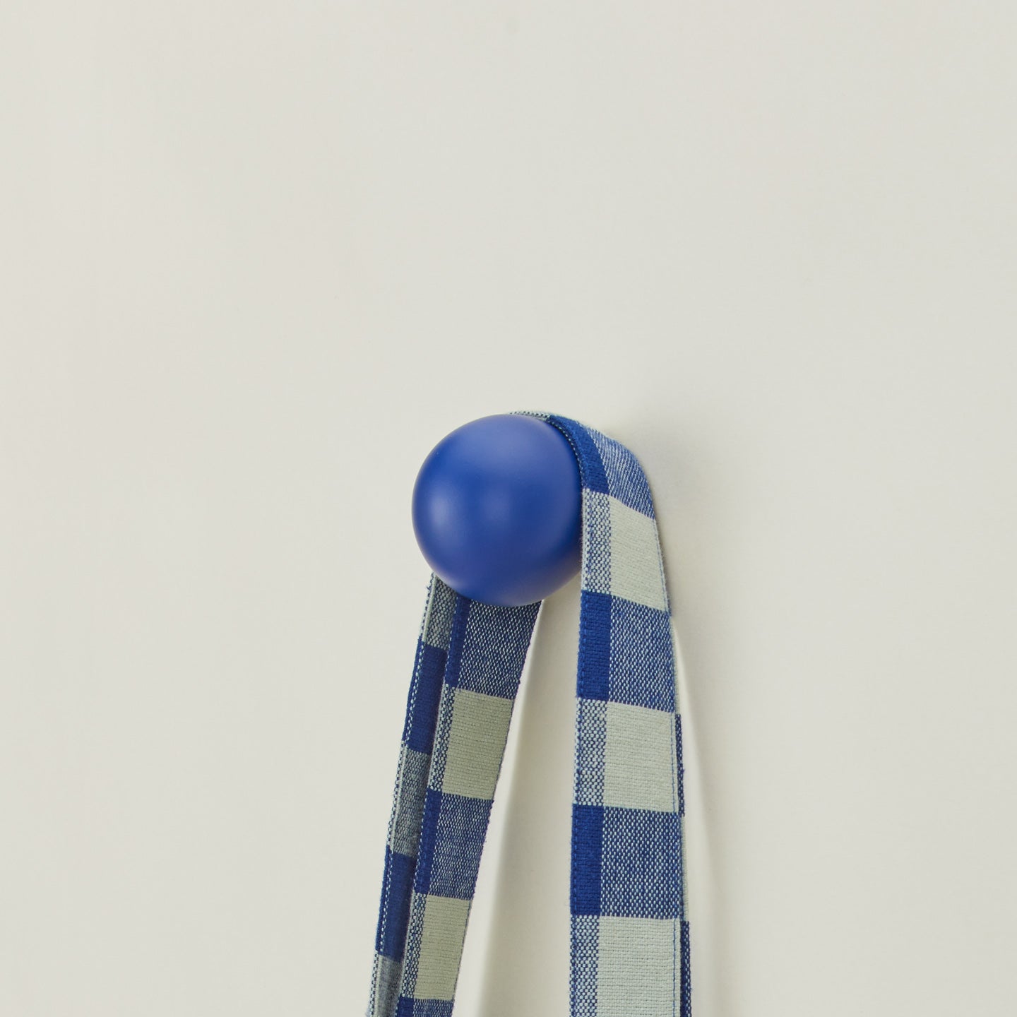 Essential sphere hook in Klein Blue with hanging tote bag