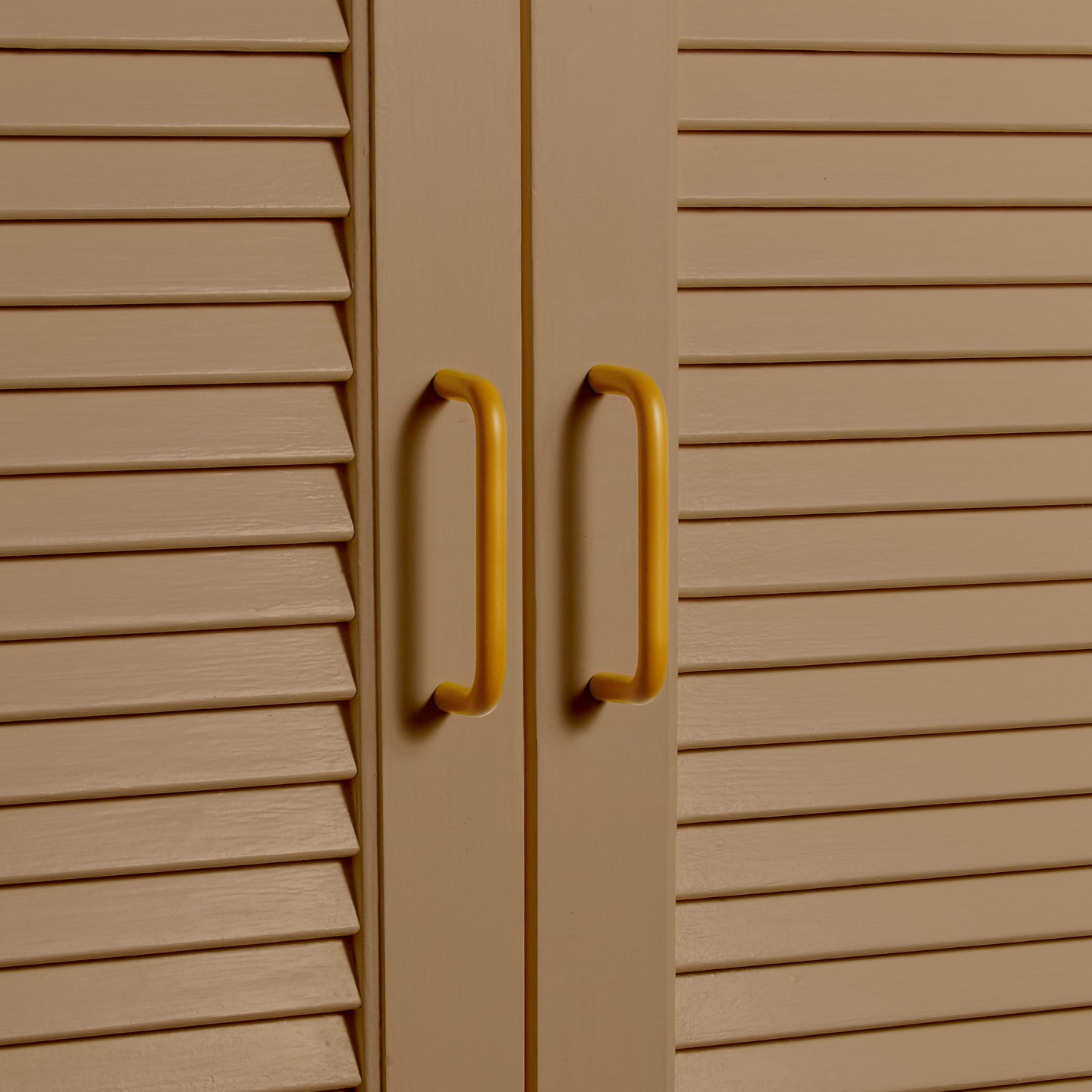 Small mustard pulls on louvered doors 