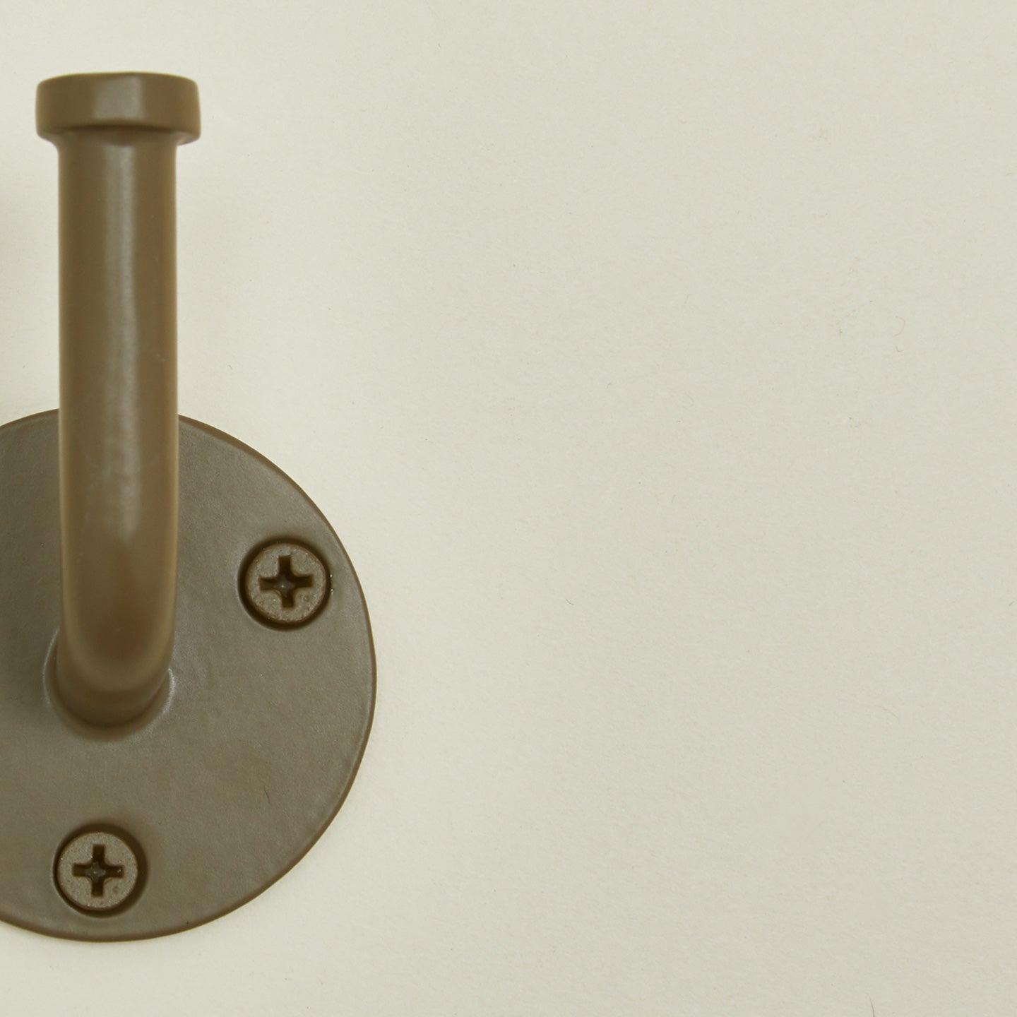 Detailed view of Essential hook in olive