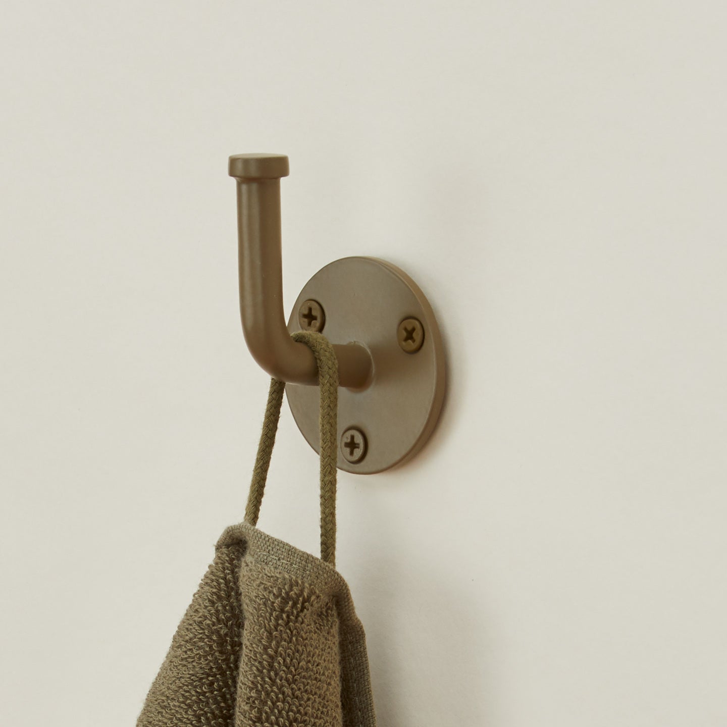 Essential hook in olive with towel