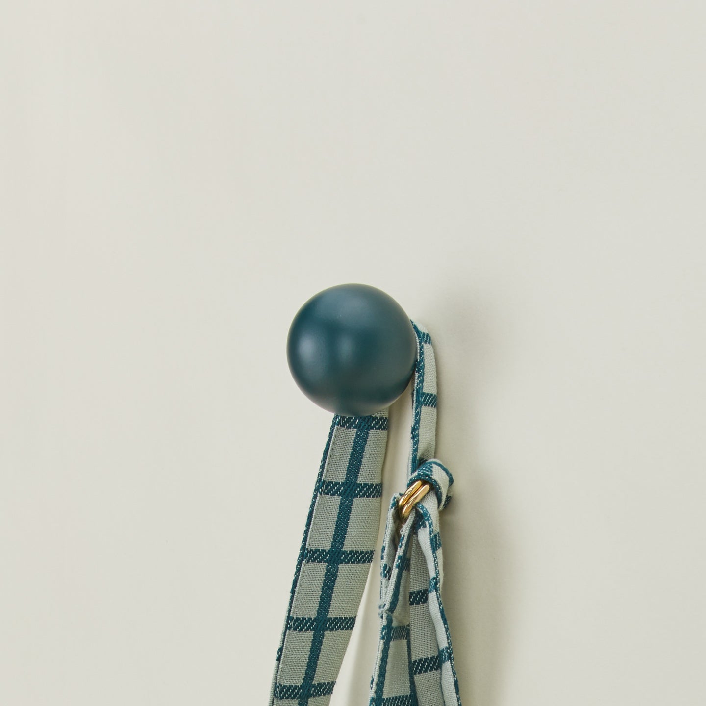 Essential sphere hook in Peacock with hanging tote bag