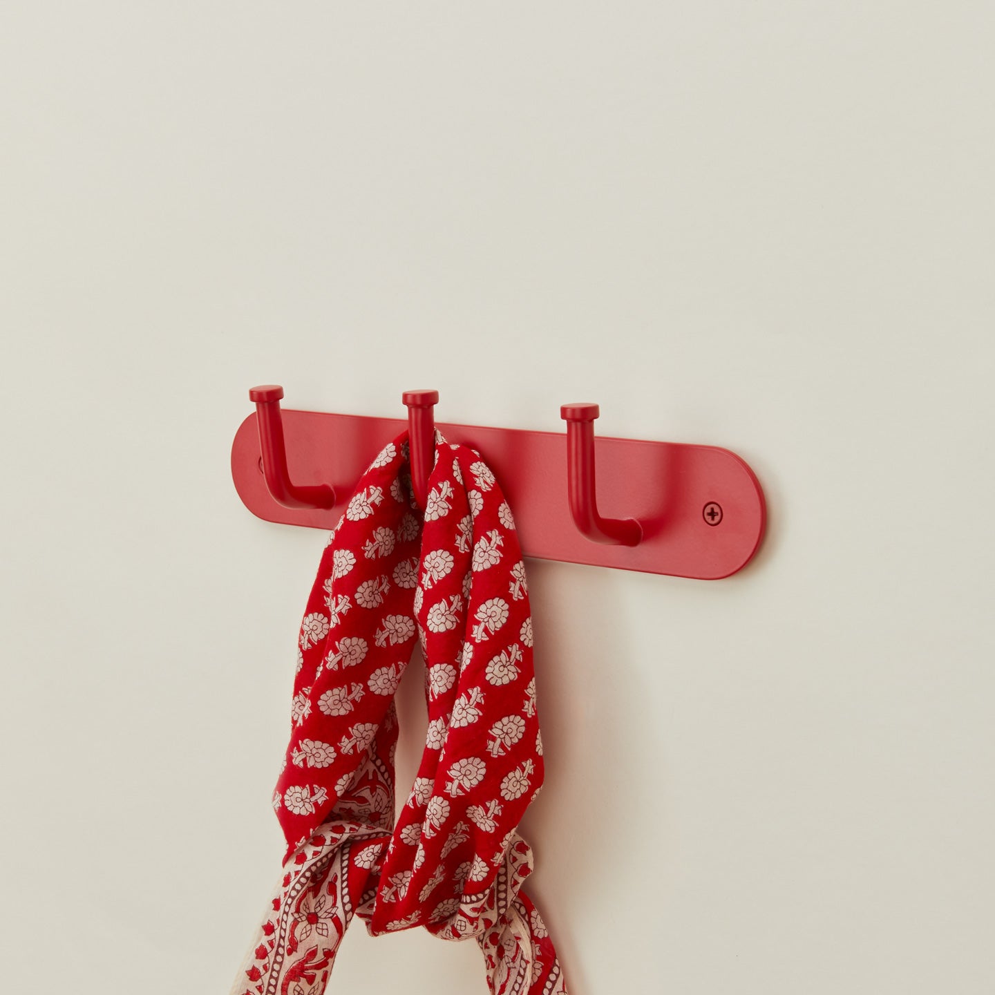 Essential hook rack in red with bandana
