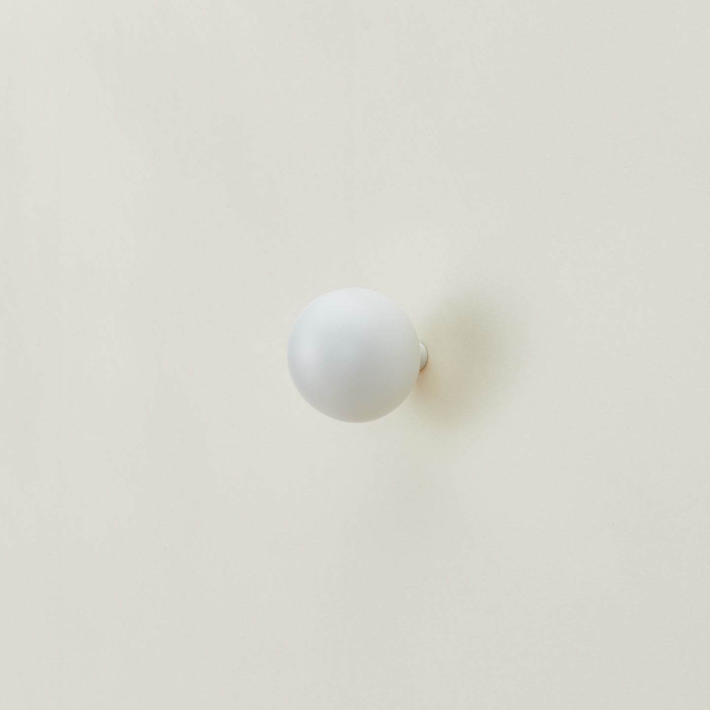Essential sphere hook in white