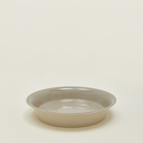 Essential pie dish in light grey