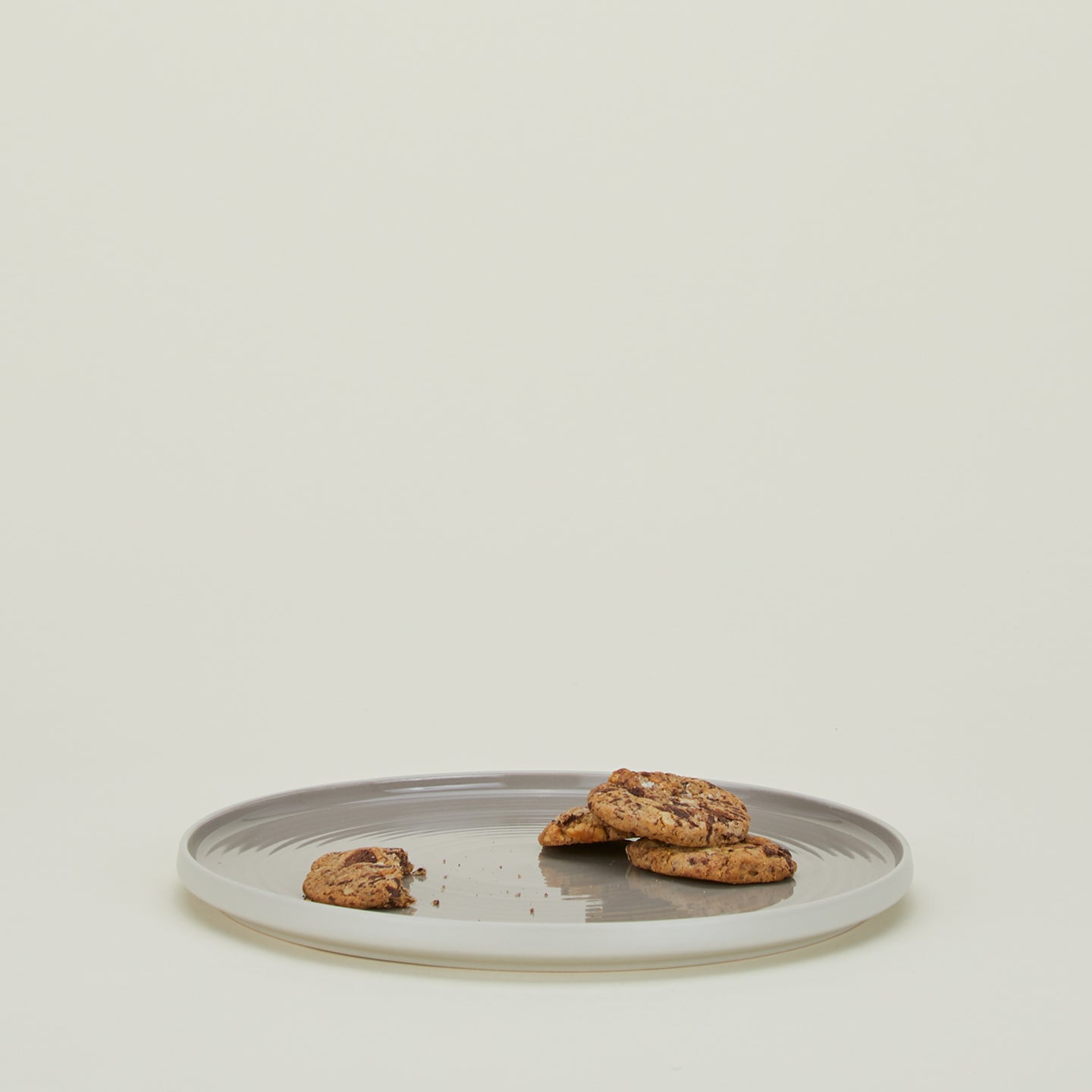 Essential Serving Platter in Light Grey with cookies.