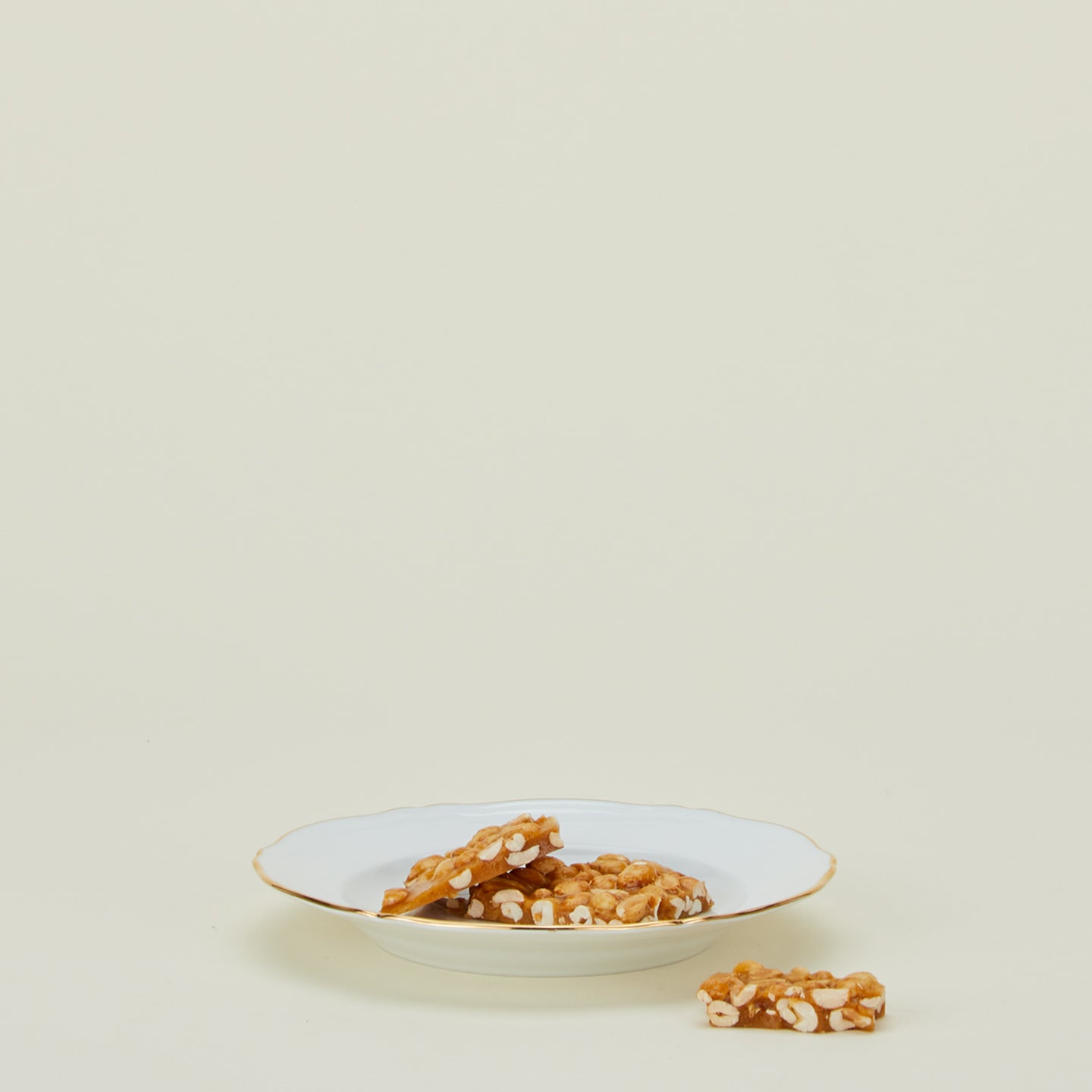 Ginori dessert plate in white with peanut brittle