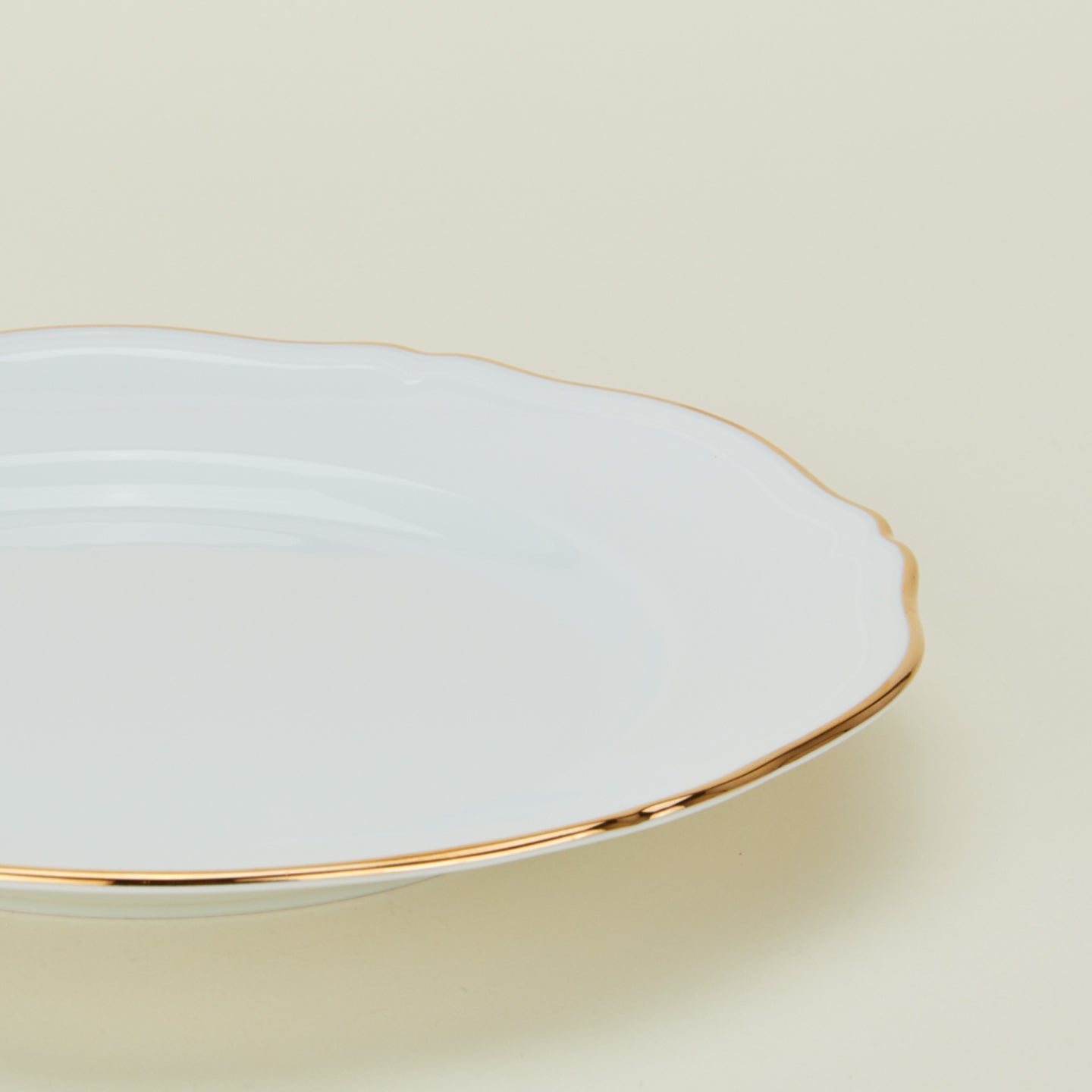 Ginori dinner plate in white with gold rim detail