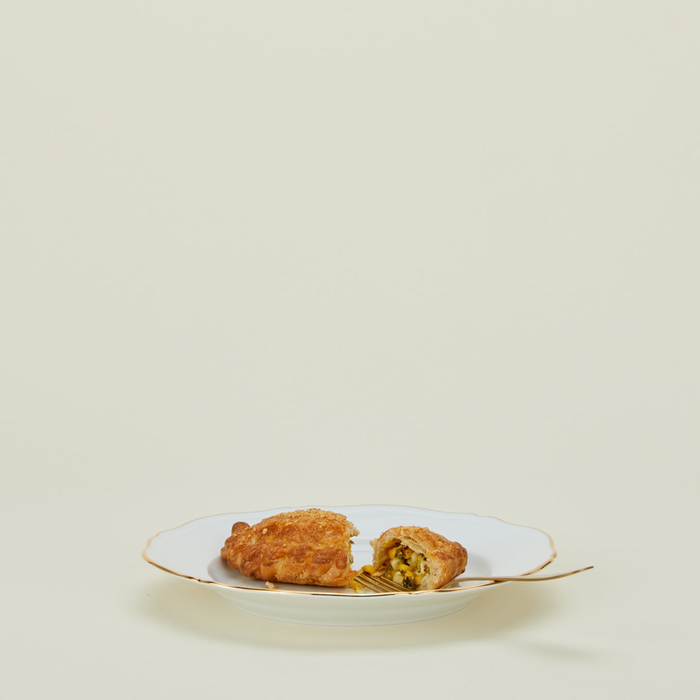 Ginori dinner plate in white with hand pie and fork