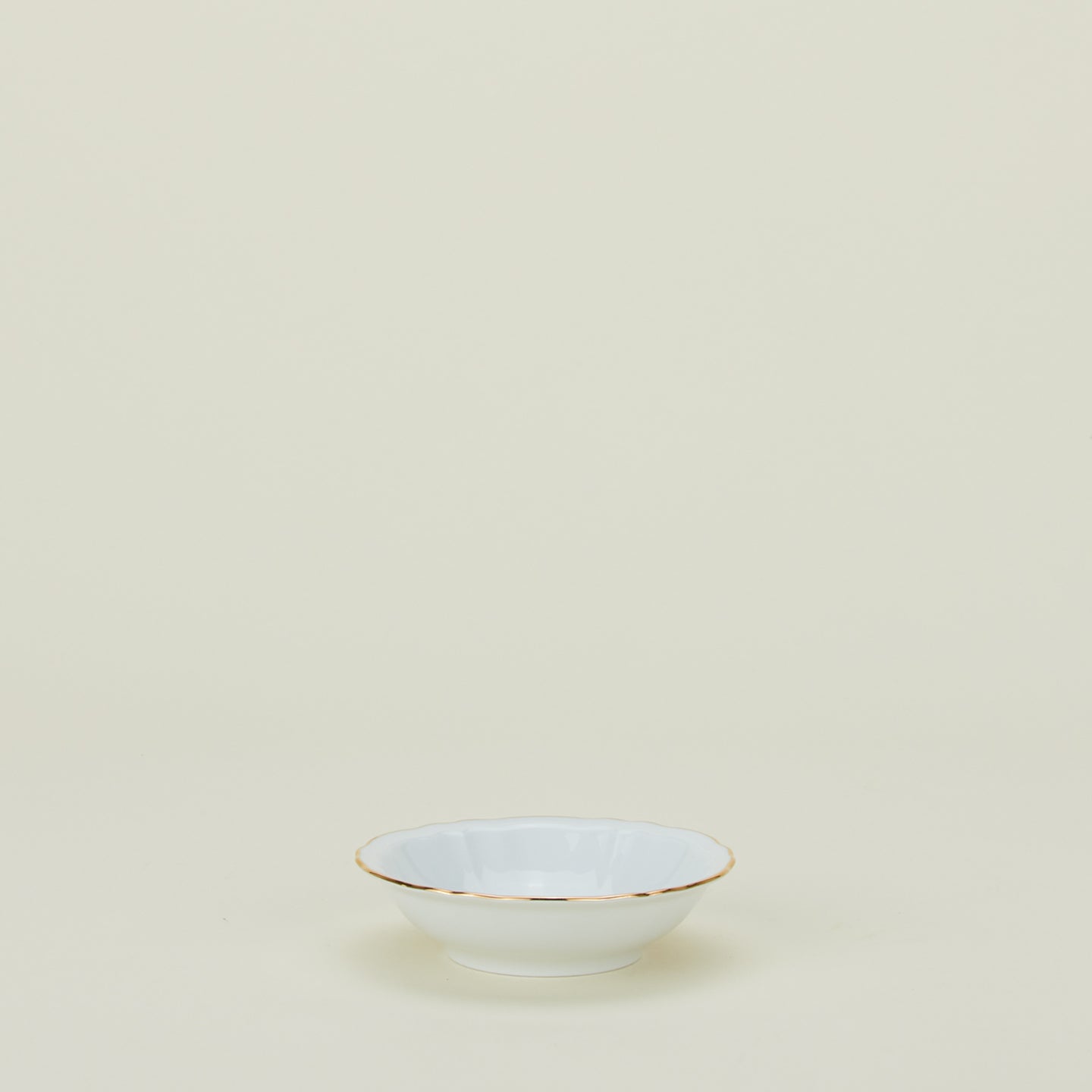 Ginori fruit bowl in white with gold rim