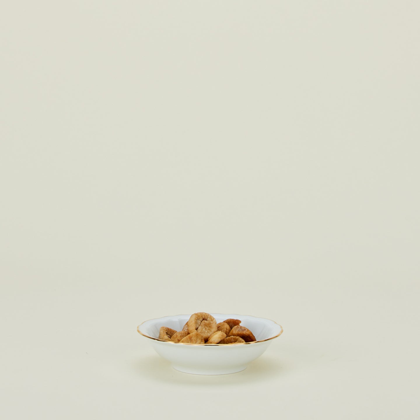 Ginori fruit bowl in white with walnuts