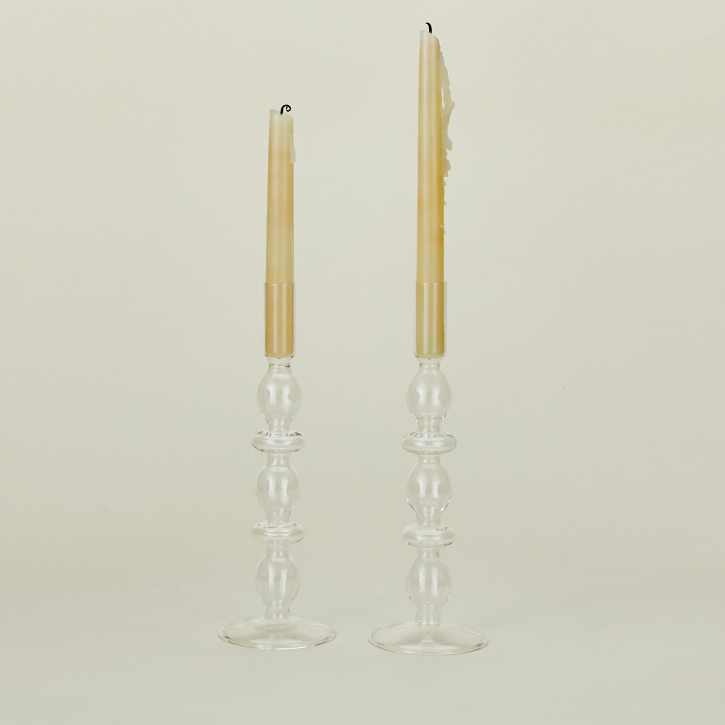 Disk candle holder in clear with tapers