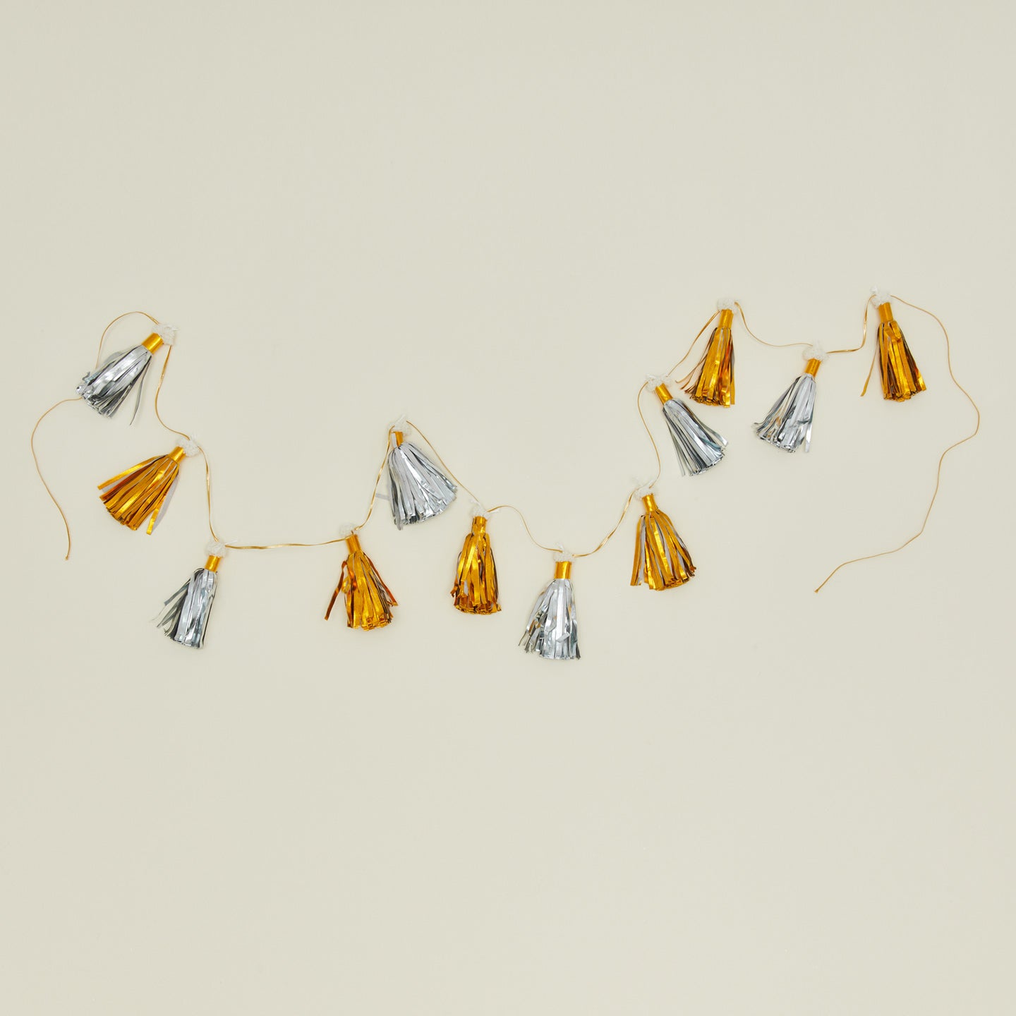 Parcel metallic tassel garland