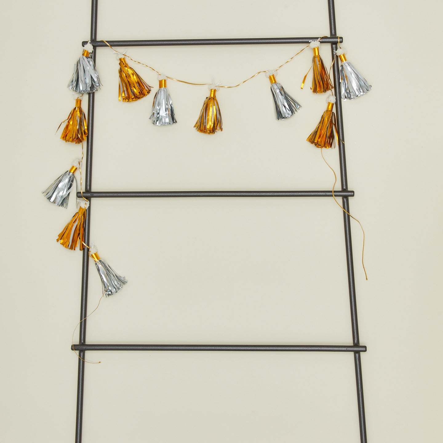 Parcel metallic tassel garland