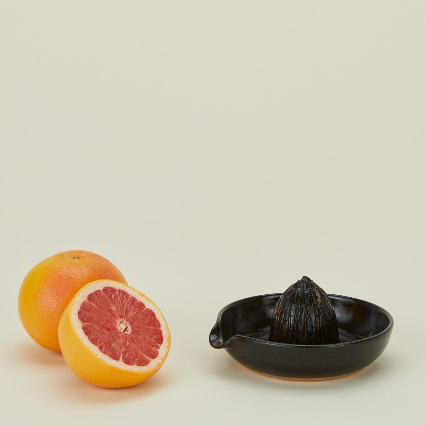 Citrus Juicer in black with grapefruit