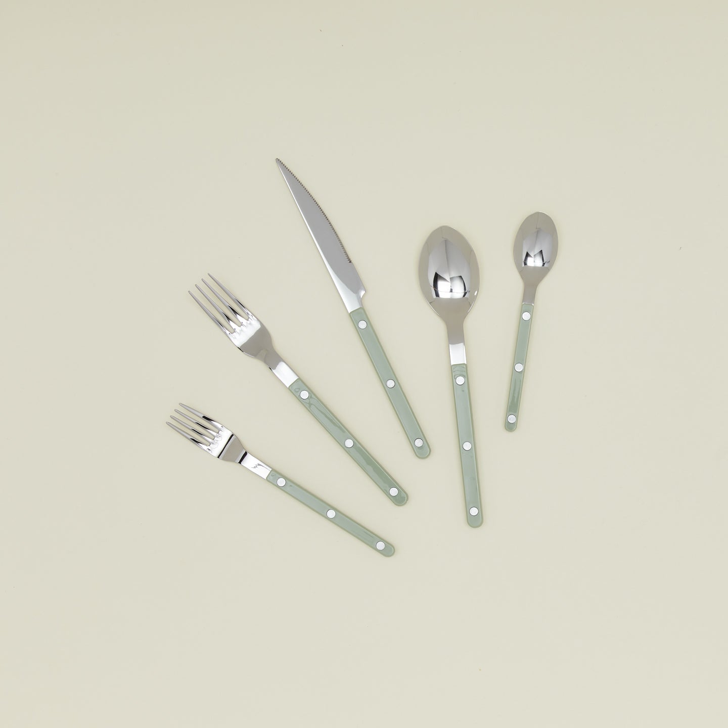 Bistrot Flatware in asparagus green.