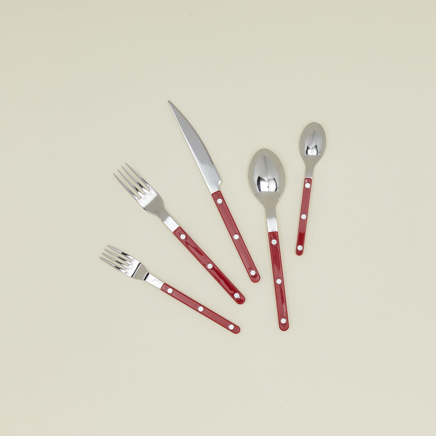 Bistrot Flatware in burgundy.