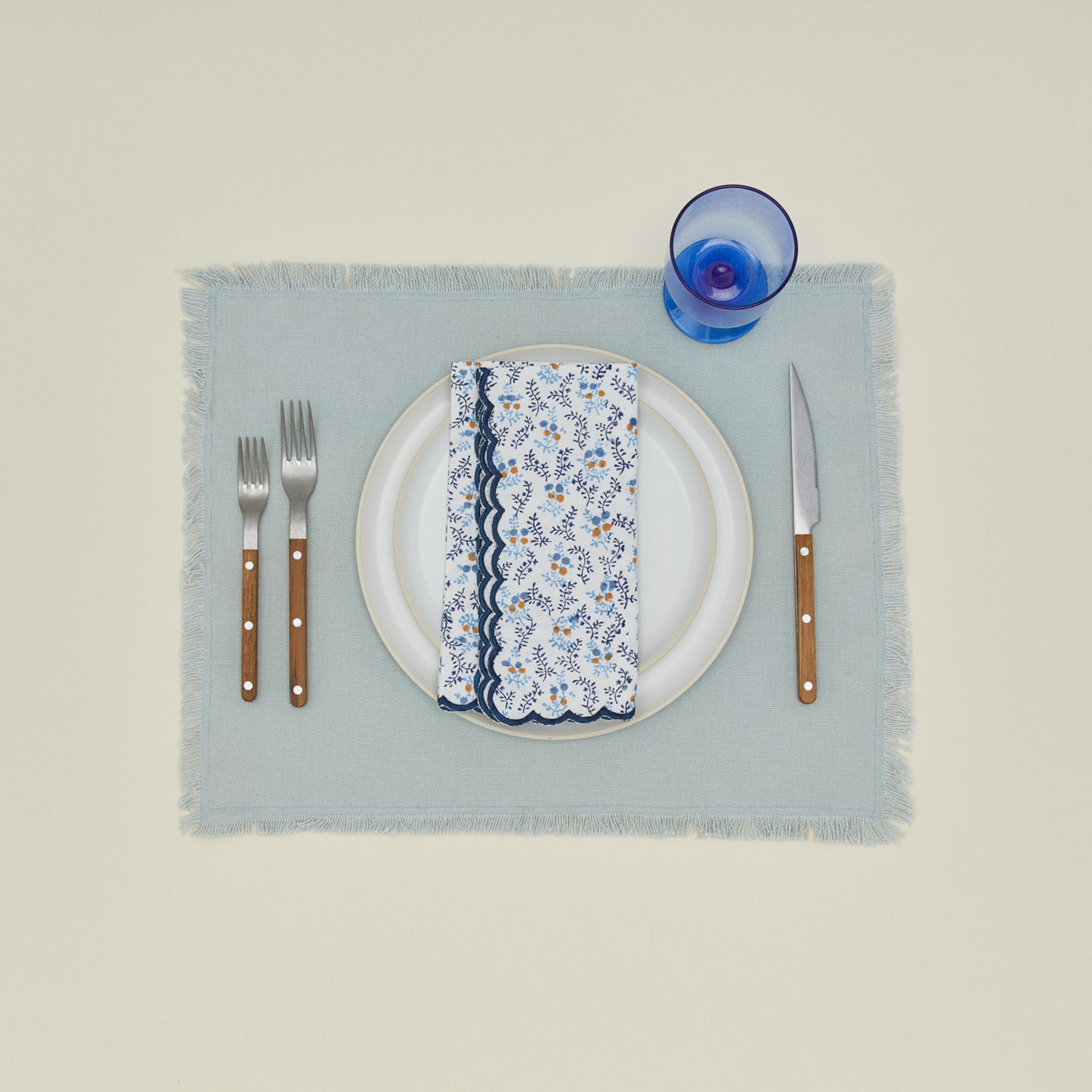 Little flowers napkin in blue with place setting