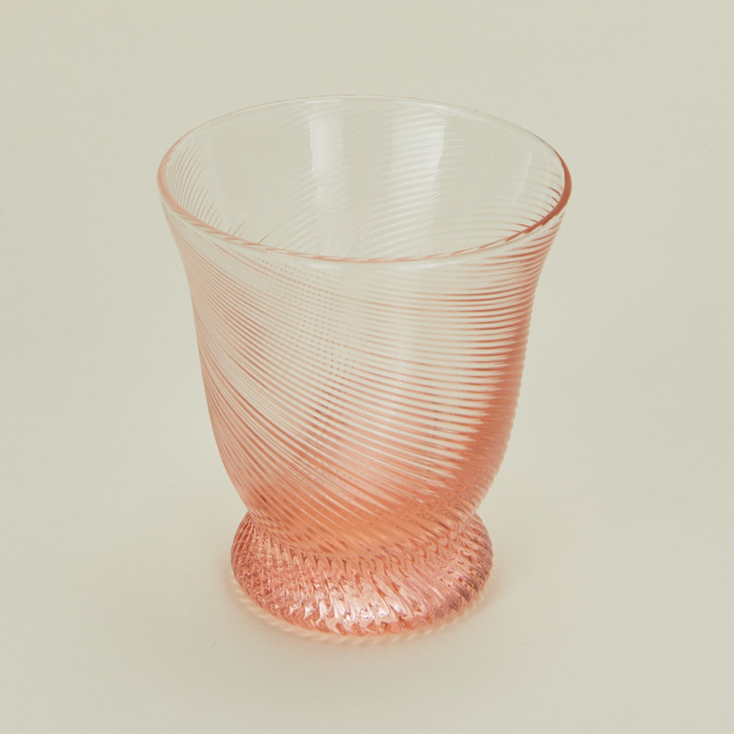 Detailed view of Spiral tumbler in pink