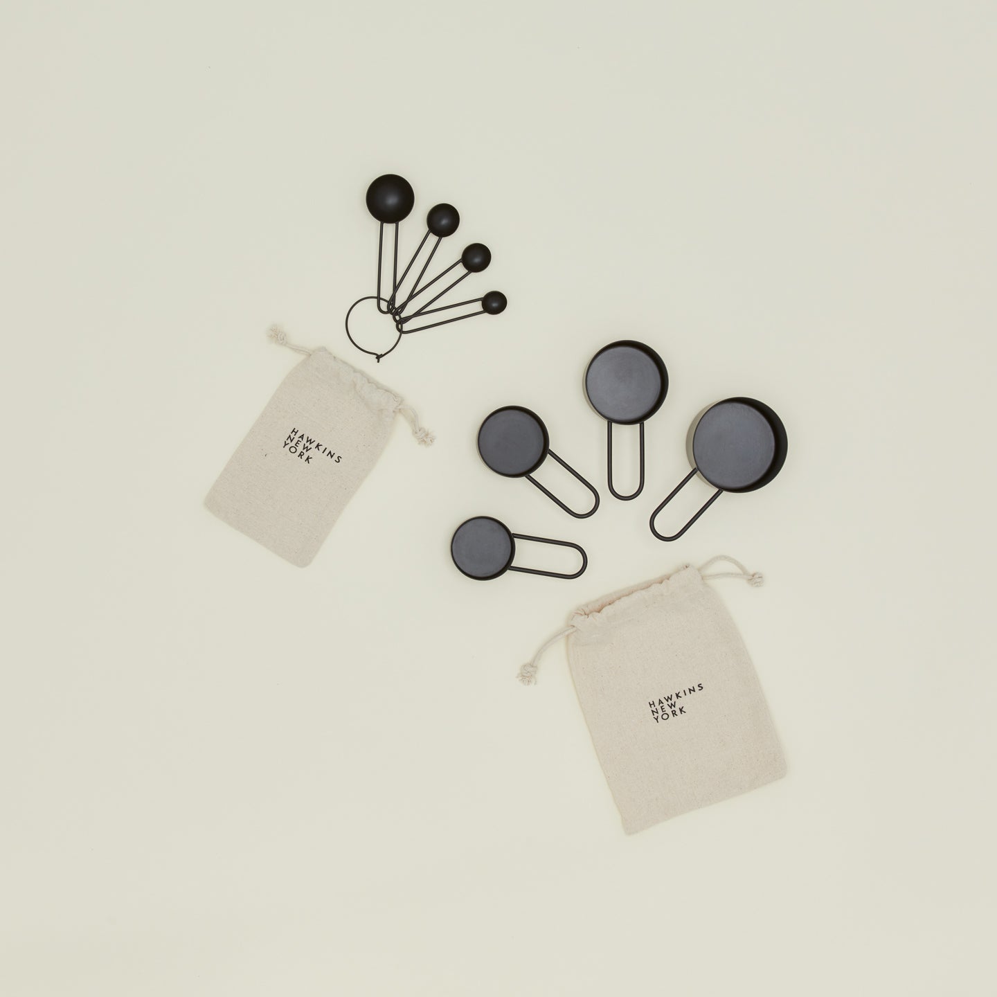 Simple measuring set in black