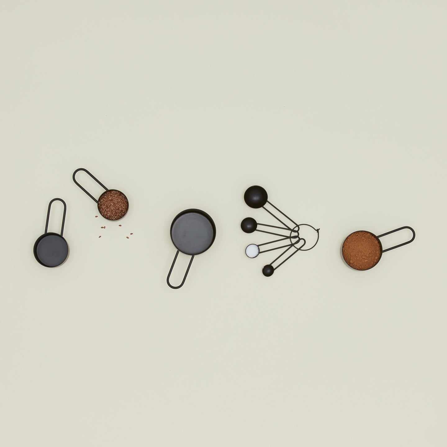 Simple measuring set in black