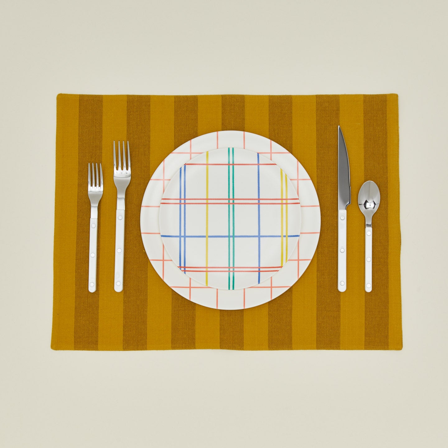 Xenia Taler Melamine plates with place setting